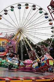 Break Dance und Riesenrad  (©Foto: Martin Schmitz)